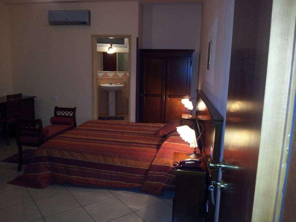 George Hotel Барчеллона-Поццо-ді-Готто Номер фото
