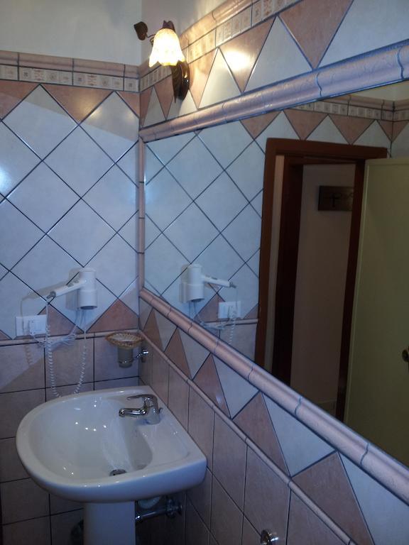 George Hotel Барчеллона-Поццо-ді-Готто Номер фото